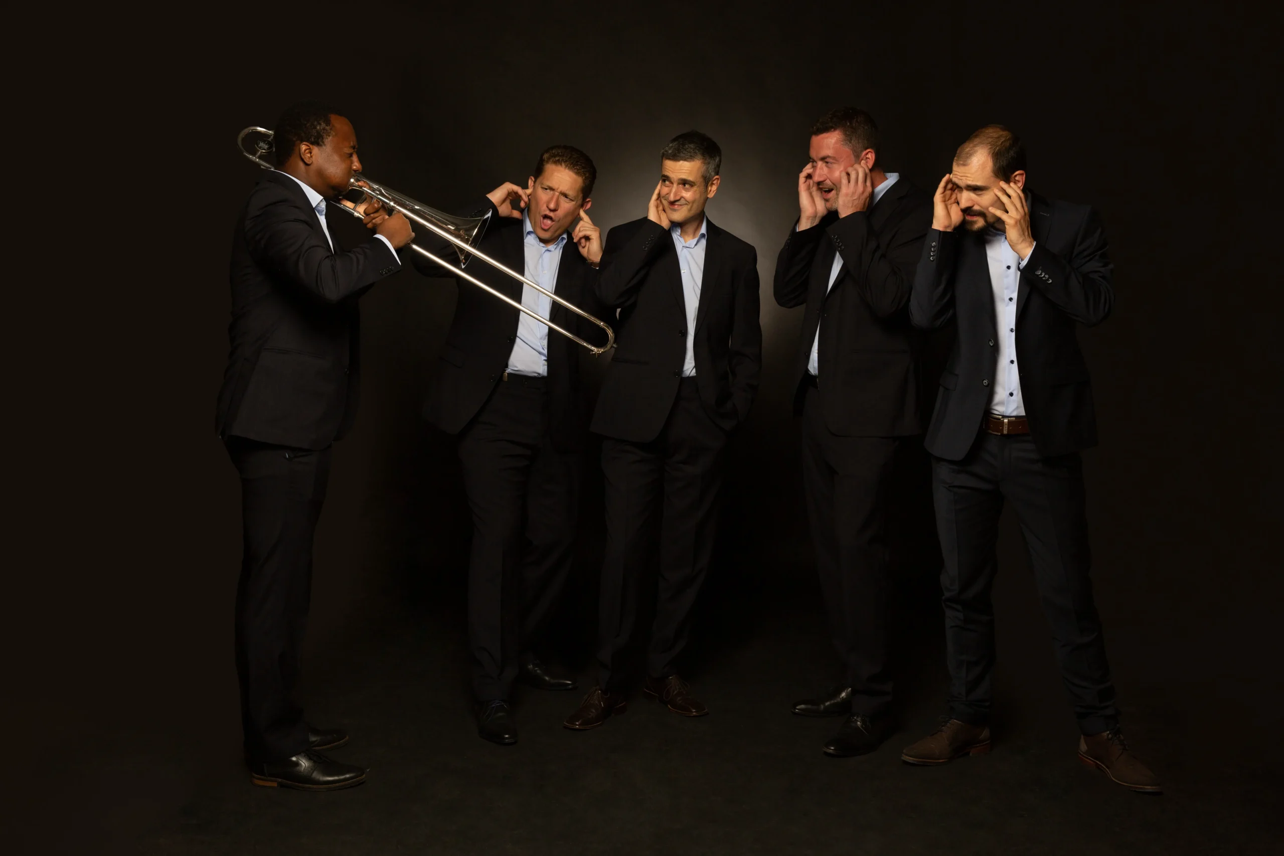 le groupe au complet de One Shot One Swing